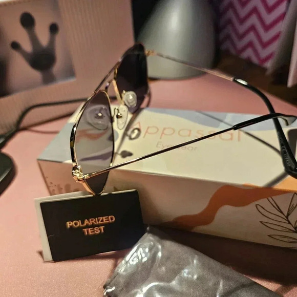 Unisex Black Lenses and Delicate Gold Frame Polarized Aviator Sunglasses - NWOT - Picture 3 of 14